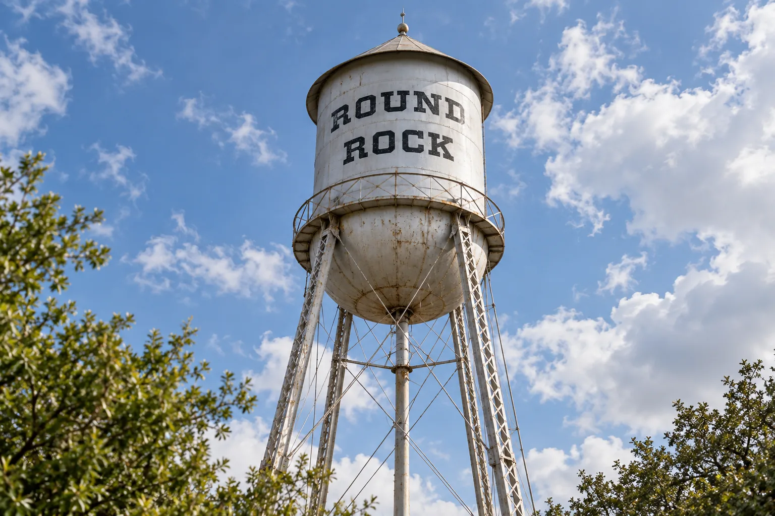 Round Rock, Texas: the water tower seen from below